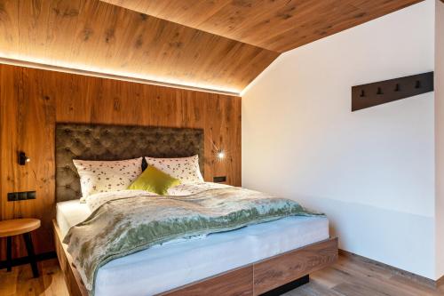 拉伊翁的住宿－Wieshof Idyll，一间卧室设有一张木天花板床。