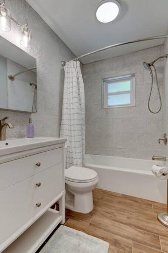 Koupelna v ubytování Spacious 3 Bedroom PET FRIENDLY!- Close to beach!