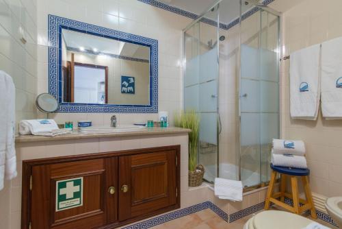 y baño con lavabo y ducha. en Casa Oceanus - 2BDR House w Pool & Balcony en Cabanas de Tavira