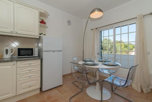 Casa Oceanus - 2BDR w Pool & Relaxing Balcony - 5 mins Downtown