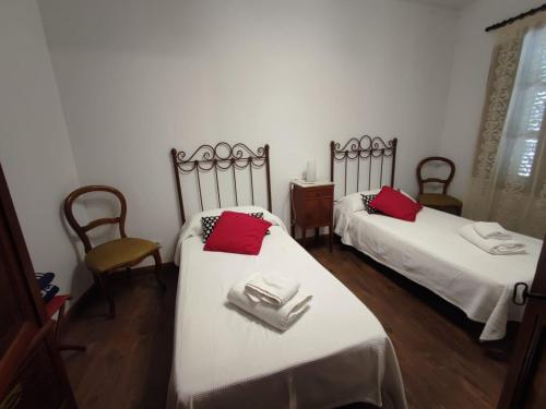 a room with two beds with red pillows on them at Son Massanet con Piscina y Fantásticas Vistas, ideal para ciclistas y senderistas in Campanet
