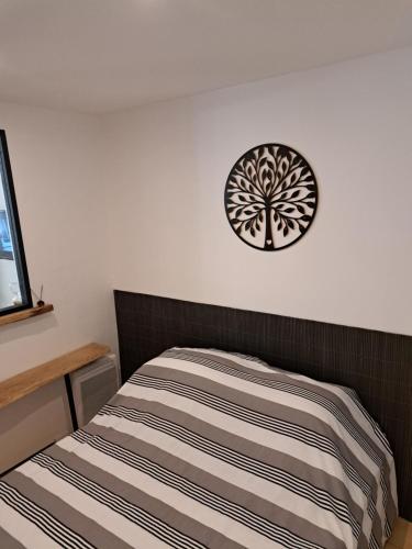 - une chambre avec un lit et une horloge murale dans l'établissement Bel appartement 2/4personnes, à Douzens