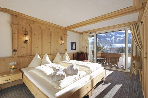 Postel nebo postele na pokoji v ubytování ERMITAGE Wellness- & Spa-Hotel