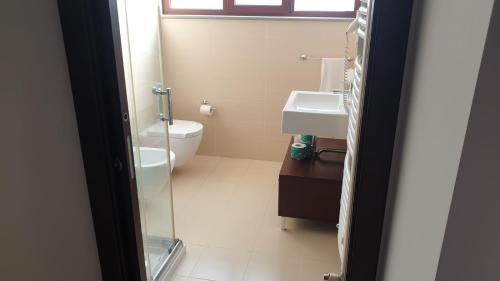 a bathroom with a toilet and a sink at Villa Ginevra Resort Agrituristico in Ficarra