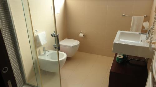 a small bathroom with a toilet and a sink at Villa Ginevra Resort Agrituristico in Ficarra