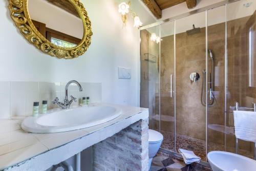 y baño con lavabo y ducha. en Tenuta Ca' Zen - Cottage Casetta, en Taglio di Po