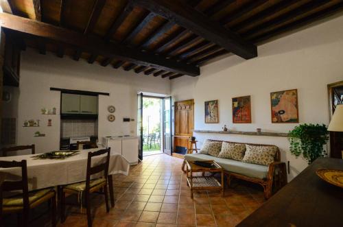 阿梅利亞的住宿－Agriturismo Podere Luchiano，客厅配有桌子和沙发