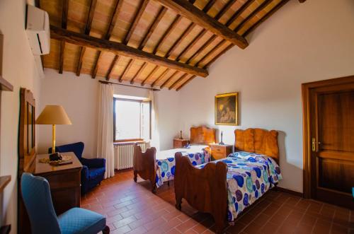 阿梅利亞的住宿－Agriturismo Podere Luchiano，卧室配有一张床和一张桌子及椅子