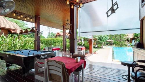 Bazén v ubytování Bangsaray Village Resort nebo v jeho okolí