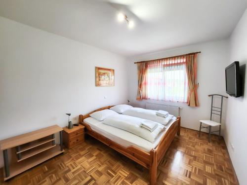 Postel nebo postele na pokoji v ubytování Guest House Mlada lipa