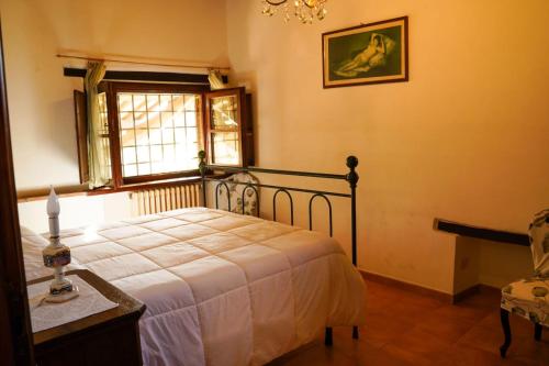 a bedroom with a bed and a window at Agriturismo Podere Luchiano in Amelia