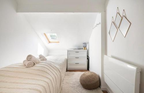 une chambre blanche avec un lit et une commode dans l'établissement Le cocoon de Marie Astrid- Centre&plage Arcachon, à Arcachon