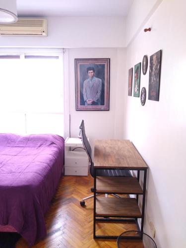 1 dormitorio con 1 cama y escritorio con silla en Depto en Palermo, 2 ambientes muy luminoso con doble circulación, lavadero y balcón en Buenos Aires