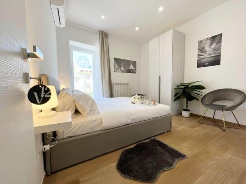 1 dormitorio con cama, escritorio y silla en V12 Apartments Puglia, en Modugno