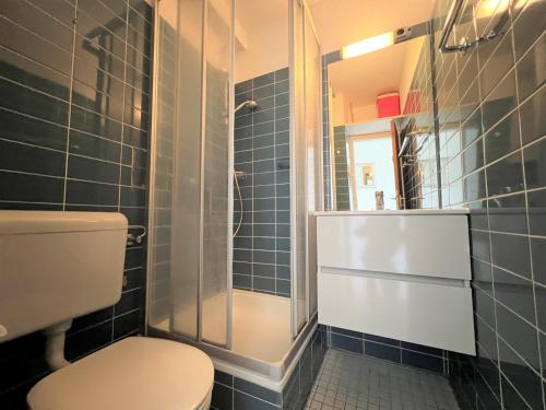 uma casa de banho com um WC e uma cabina de duche em vidro. em Ferienpark Sierksdorf App 205 - Strandlage em Sierksdorf