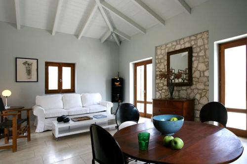 Posezení v ubytování Sunkiss Private Retreat Cottage With Pool