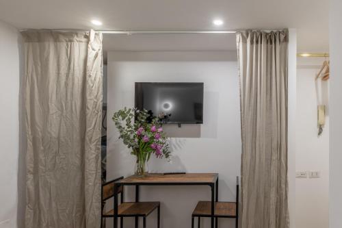 GuestHost - Comfy Studio x2 - Trastevere District!