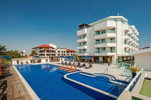 uma piscina em frente a um grande edifício em Slaviero Ingleses Convention em Florianópolis