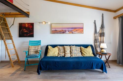 金塔湖的住宿－BmyGuest - Quinta do Lago Terrace Apartment I，一间卧室配有蓝色的床和蓝色椅子
