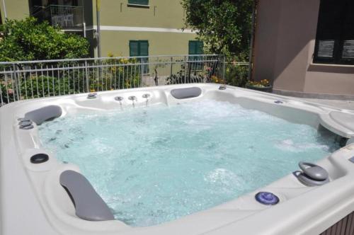 a jacuzziificialificialificialificialificialificialificialificialificialificialificial at Residence Paradiso Monolocale 206 in Moneglia