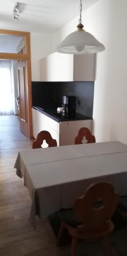 Η κουζίνα ή μικρή κουζίνα στο Ferienwohnungen St Hippolyt mit Hallenbad