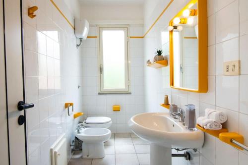 a white bathroom with a sink and a toilet at [Torregrande]APT.1-Con terrazzo a pochi metri dal mare - Free Wi-Fi in Torre Grande