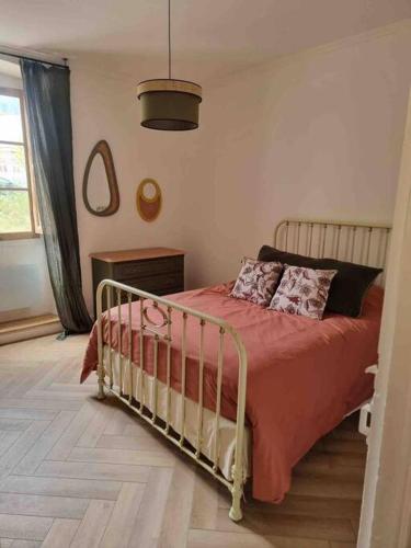 une chambre avec un lit avec une couette rouge dans l'établissement Appartement au cœur de la ville, à Corte