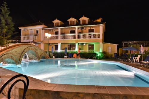 Bazén v ubytování Elpida Hotel nebo v jeho okolí