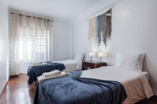 a bedroom with two beds and a window at Apartamento Triana in Alenquer