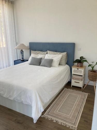 um quarto com uma cama grande com cabeceira azul em CASA ANJOS em Amarante