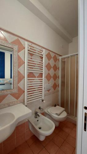 een badkamer met een wastafel en een toilet bij Family Hotel Las Vegas in Riccione