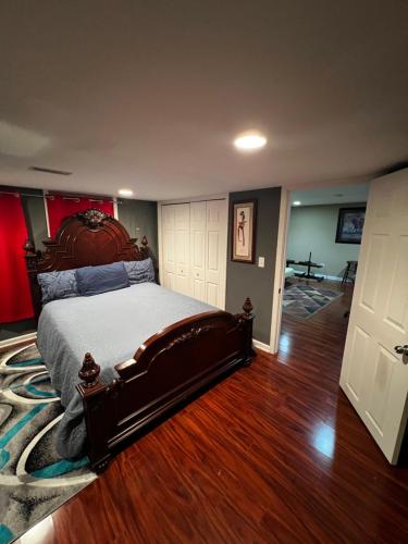 une chambre avec un grand lit en bois dans une pièce dans l'établissement Quiet and spacious Room1, à Bolingbrook