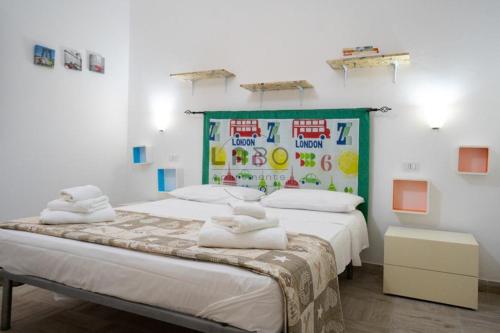 ein Schlafzimmer mit einem großen Bett mit Handtüchern darauf in der Unterkunft Ilios in Tropea