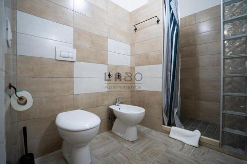 ein Bad mit einem WC und einer Dusche in der Unterkunft Ilios in Tropea