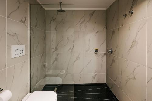 een badkamer met een douche en een toilet bij Gente del Sur - Urbano Centro in Ushuaia