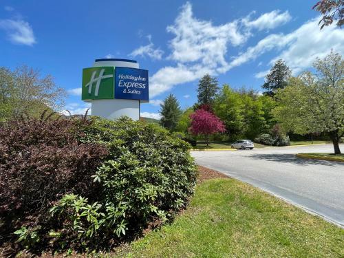 a sign for a hyundaiundaiundaiundaiundaiundaiundaiundaiundaiundaiundai at Holiday Inn Express & Suites - Lincoln East - White Mountains by IHG in Lincoln