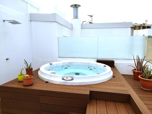 eine Badewanne im Bad mit Pflanzen in der Unterkunft HJS Guest House - The majestic Loft in Las Palmas de Gran Canaria