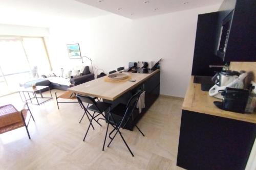 cocina con mesa y sillas en una habitación en WE CANNES ! Exceptional 4 rooms apartment Cannes Center swimming pool, en Cannes