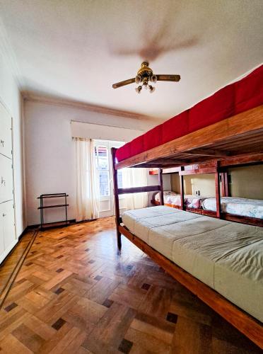 1 dormitorio con 2 literas y ventilador de techo en Qaway en Salta