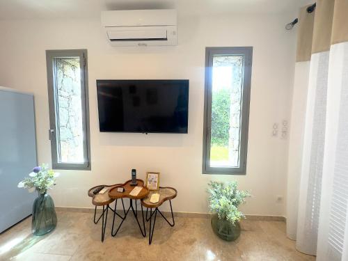 Télévision ou salle de divertissement dans l'établissement U San Daniellu villas et chambres