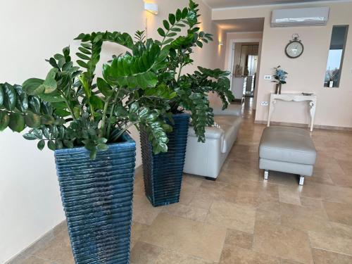 Galería fotográfica de Unique Seafront Triplex Penthouse with Panoramic Bedroom & Rooftop Jacuzzi overlooking Valletta en Sliema