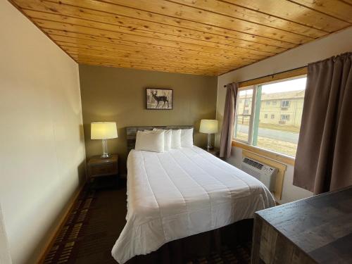 Ένα ή περισσότερα κρεβάτια σε δωμάτιο στο Estes Mountain Inn