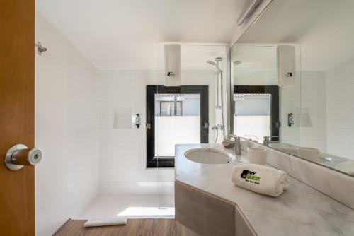 キンタ・ド・ラーゴにあるBmyGuest - Quinta do Lago Terrace Apartment IIの白いバスルーム(シンク、鏡付)