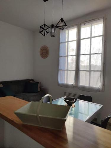 - une cuisine avec une table et un bol en haut dans l'établissement Arcachon Appartement 4 personnes - Résidence Beauséjour, à Arcachon