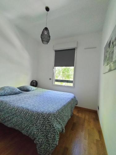 une chambre avec un lit et une fenêtre dans l'établissement ROTONDE BONAPARTE, à Aix-en-Provence