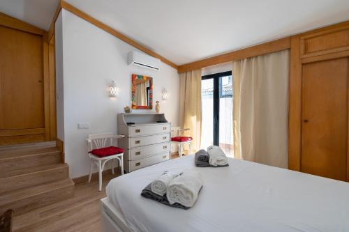 キンタ・ド・ラーゴにあるBmyGuest - Quinta do Lago Terrace Apartment IIのベッドルーム1室(ベッド1台、タオル2枚付)