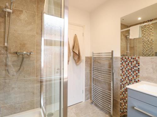 y baño con ducha y lavamanos. en Seaside House en Great Yarmouth