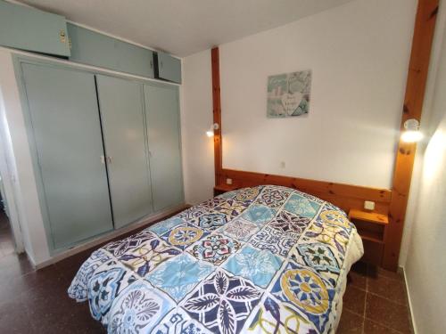 een slaapkamer met een bed en een aantal glazen kasten bij Playa de Aro in Platja  d'Aro