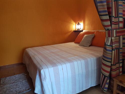 - une chambre avec un lit dans l'établissement dammusi, à Pantelleria