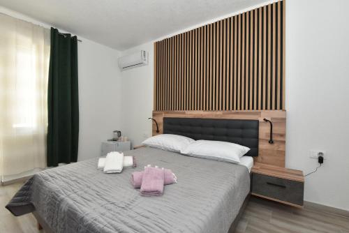 a bedroom with a bed with two towels on it at Jeta 2 studio & rooms in Zadar